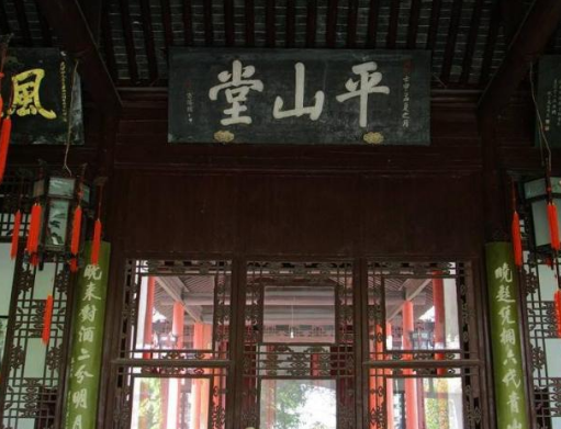 为什么说欧阳修与苏轼很有缘？他们在平山堂发生过什么？