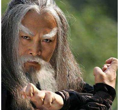 白眉鹰王殷天正为什么在明教中被尊为上上人物？