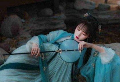 “拜倒在石榴裙下”有什么历史典故?“石榴裙”是什么样子的?